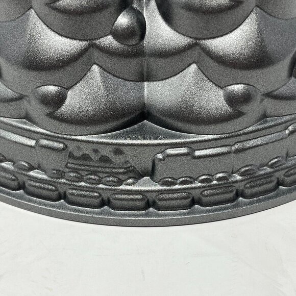 Nordic Ware Holiday Tree Bundt Cake Pan 10 cups cast aluminum EUC - Picture 2 of 8
